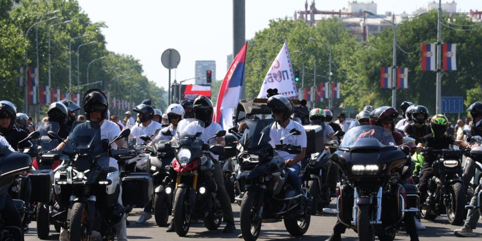 Velika grupa bajkera: Od Palate Srbija ka Skupštini na skup Srbija jedna porodica (FOTO/VIDEO)