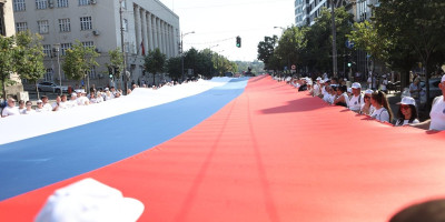 Ovaj trenutak su svi čekali: Razvijena srpska zastava teška jednu tonu na skupu "Srbija jedna porodica" (FOTO)