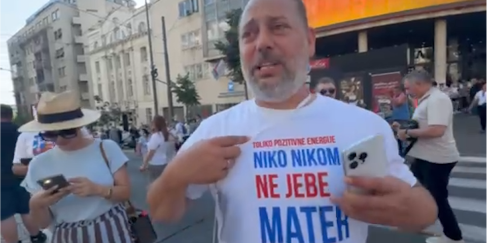Hit snimak! Branko Babić u majici sa jakom porukom na skupu "Srbija-jedna porordica"