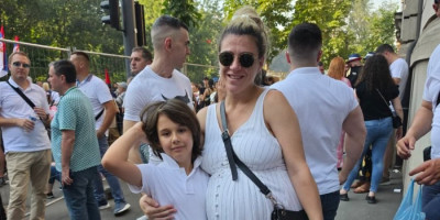 Žene pred porođaj dolaze na miting: Trudnica sa detetom došla na veliki skup u Beogradu (VIDEO)