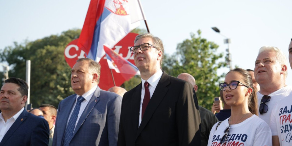 Dodik oduševljen istorijskim skupom u Beogradu! Ovoliki broj ljudi pokazuje koliko narod veruje Vučiću
