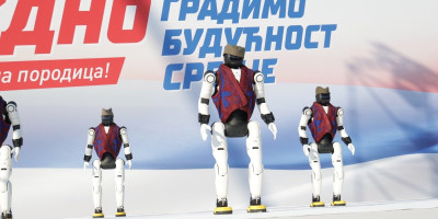 Roboti zaigrali "Moravac" na skupu: Dečak harmonikaš izveo čuveno srpsko kolo (VIDEO)