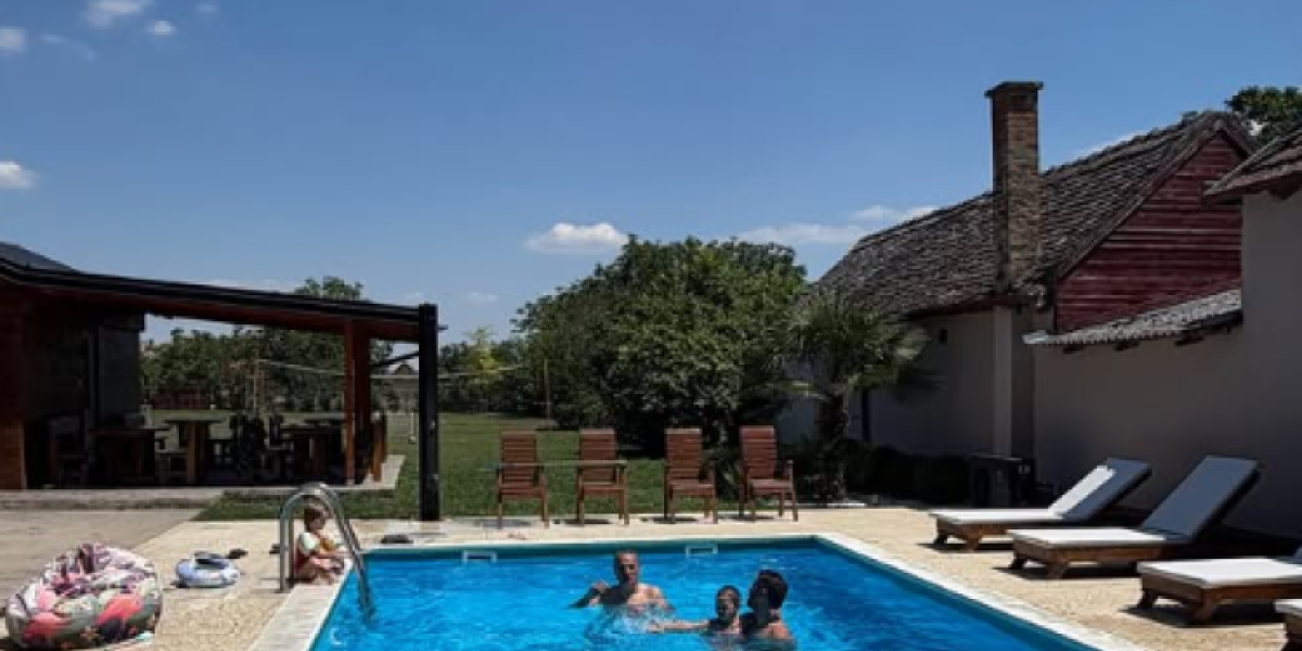 Luna i Marko sa ćerkom na bazenu