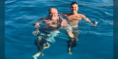 Nosi hladno oružje sa sobom! Sin Lepe Brene šokirao prizorom – Svi gledaju u jedan detalj