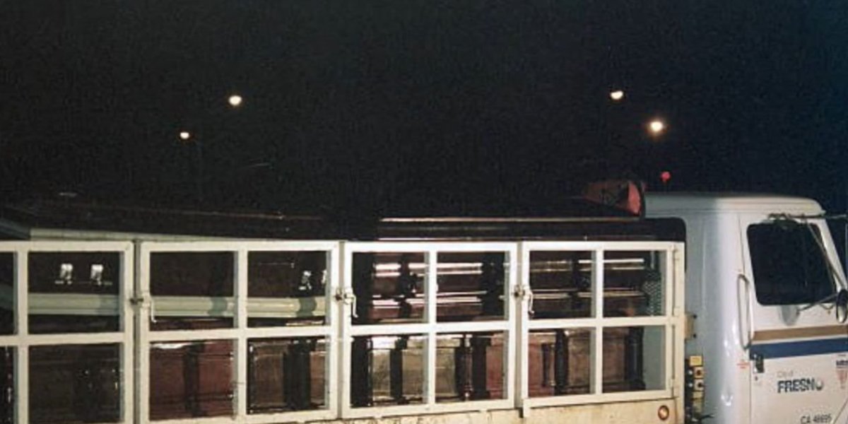 Kovčezi nagomilani na transportni kombi