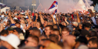 "Crkli daboga!" Blokaderski advokat sramno izvređao građane koji su bili na skupu "Srbija, jedna porodica" (FOTO)