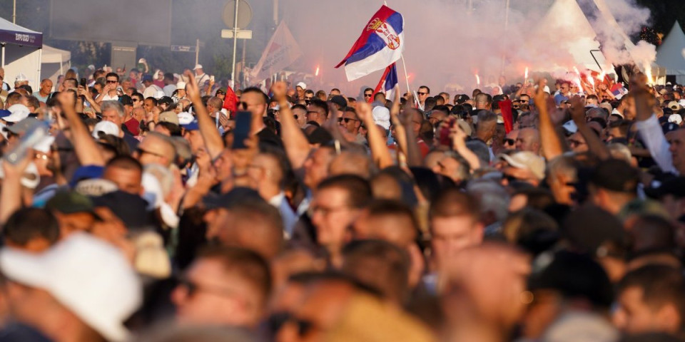 "Crkli daboga!" Blokaderski advokat sramno izvređao građane koji su bili na skupu "Srbija, jedna porodica" (FOTO)