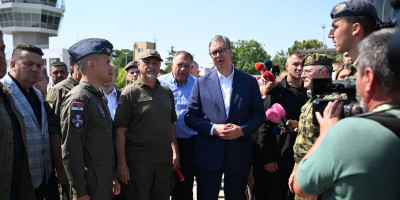 "Strašna raketa!": Ljudi, evo šta Srbija ima - Vučić u Batajnici pokazao moćno kinesko oružje, pa otkrio... (FOTO)