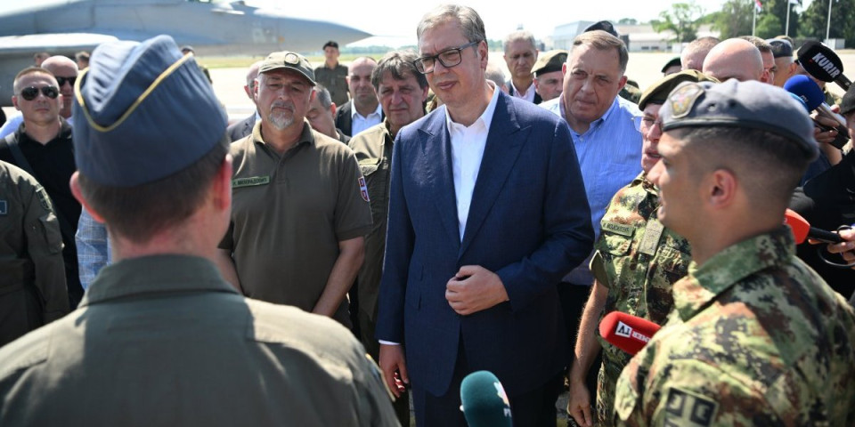 Šok brojka! Vučić otkrio koliko je listića ubačeno u kutije na velikom skupu u Beogradu: "Pročitaću poruke građana"