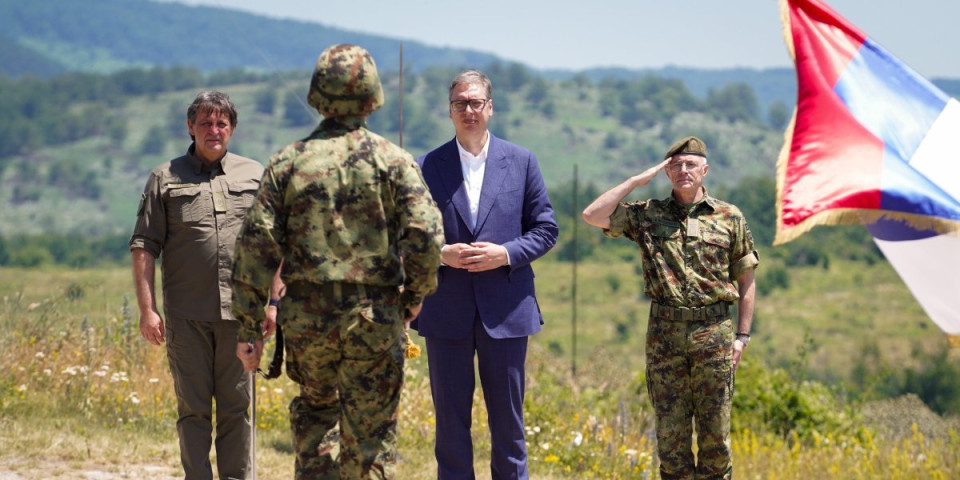 (FOTO/VIDEO) Spektakl na Pasuljanskim livadama! Vučić prisustvuje moćnom gađanju Vojske Srbije, u akciji više od 1.000 vojnika