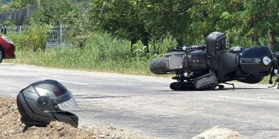 Težak sudar motocikla i automobila kod Čačka: Od siline udara, motociklista pao na zemlju (FOTO)