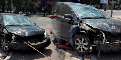 Nezgoda u Nišu: Direktan sudar dva automobila - Ima povređenih (VIDEO)