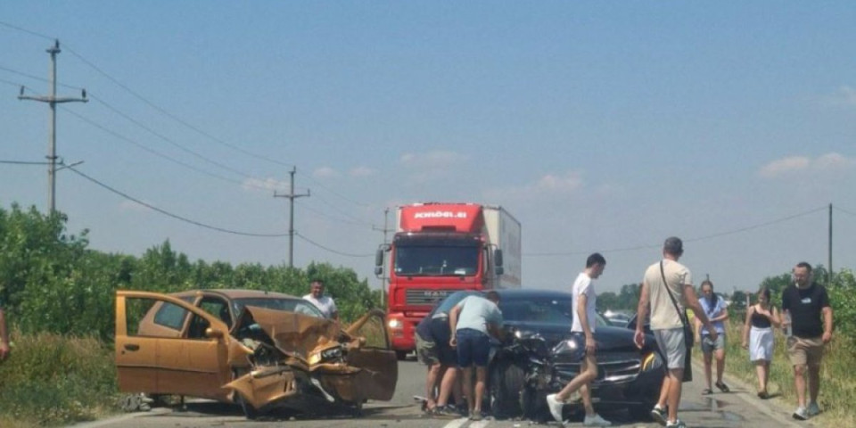 Automobili smrskani, krhotine na sve strane: Žestok sudar dva automobila na putu Šabac - Valjevo, prizor je jeziv (FOTO)