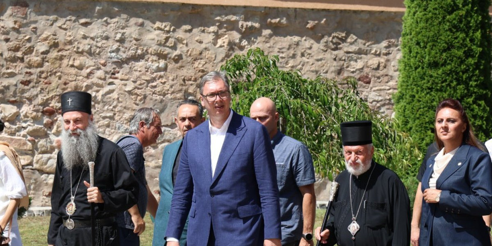 "Narod koji poštuje svoje svetinje može sa sigurnošću da gradi svoju budućnost!" Oglasio se Vučić uz moćnu poruku (VIDEO)