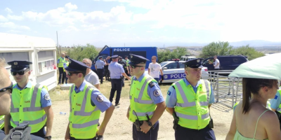 Zastrašujuće! Kurtijeva policija ugurala Srbe u limene bokseve - Hitno se oglasila Kancelarija za KiM nakon strašnog skandala (FOTO)