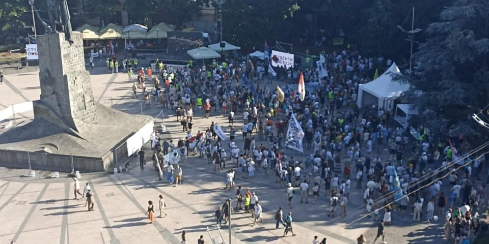 Sve se vidi na Vidovdan! Pola malenog trga u Kraljevu prazno - blokaderski skup doživeo debakl (FOTO/VIDEO)