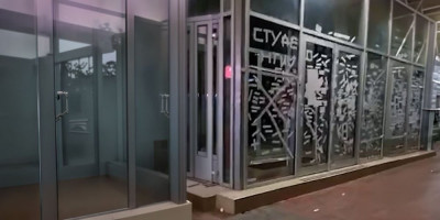 Vandalizam posle propalog skupa! Blokaderi demolirali zgradu opštine u Kraljevu! (VIDEO)