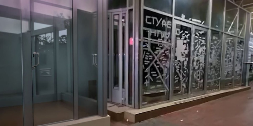 Vandalizam posle propalog skupa! Blokaderi demolirali zgradu opštine u Kraljevu! (VIDEO)