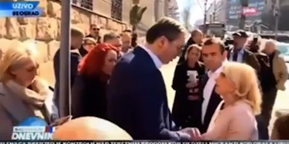Aplaudirala Vučiću, pa držala govor blokaderima u Kraljevu - Ko je Jelena Pavlović? (VIDEO)