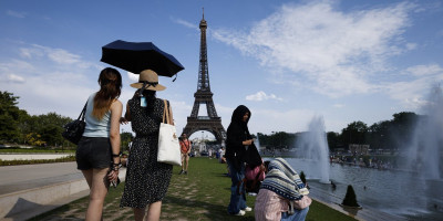 Pariz urnisan! Mrtvačnice krcate, tela prevoze 80 km od grada, porodice ne mogu da sahrane najbliže