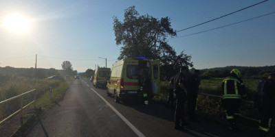 Trudnica i dete povređeni u nesreći: Automobil u kojem je bila porodica završio u potoku, dečak svojim rečima rasplakao spasioce