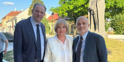 "Dokazaću da je za moj kancer kriv NATO": Profesorka iz Valjeva udara na vojnu silu (FOTO)
