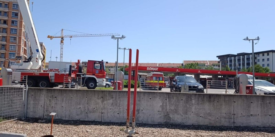 Drama u Novom Sadu: Muškarac preti bacanjem sa dizalice (FOTO)