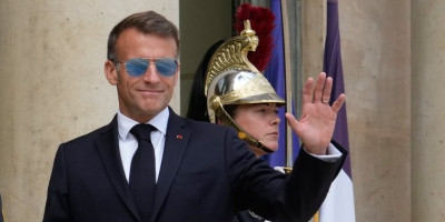 (FOTO) Šta mu se desilo sa licem?! Makron ponovo snimljen u šok izdanju: Mediji u neverici prenose vest