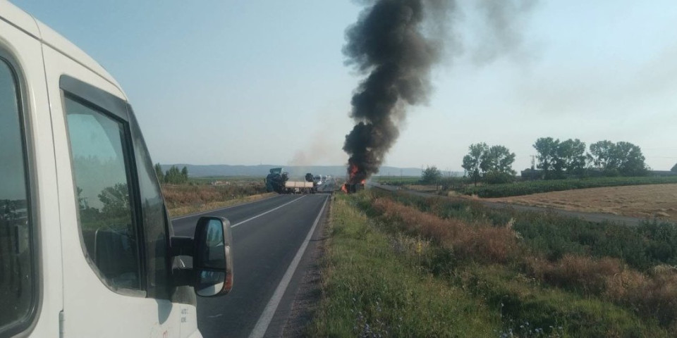 Ima mrtvih? Stravičan sudar dva kamiona na putu Irig - Ruma, jedno vozilo se zapalilo