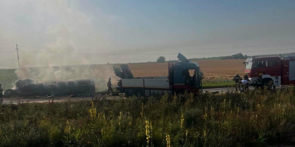 Vozač kamiona živ izgoreo: Jeziv sudar na putu Irig - Ruma dobio tragičan epilog (FOTO)