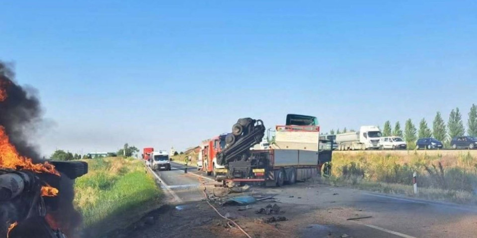 Ima mrtvih? Stravičan sudar dva kamiona na putu Irig - Ruma, jedno vozilo se zapalilo