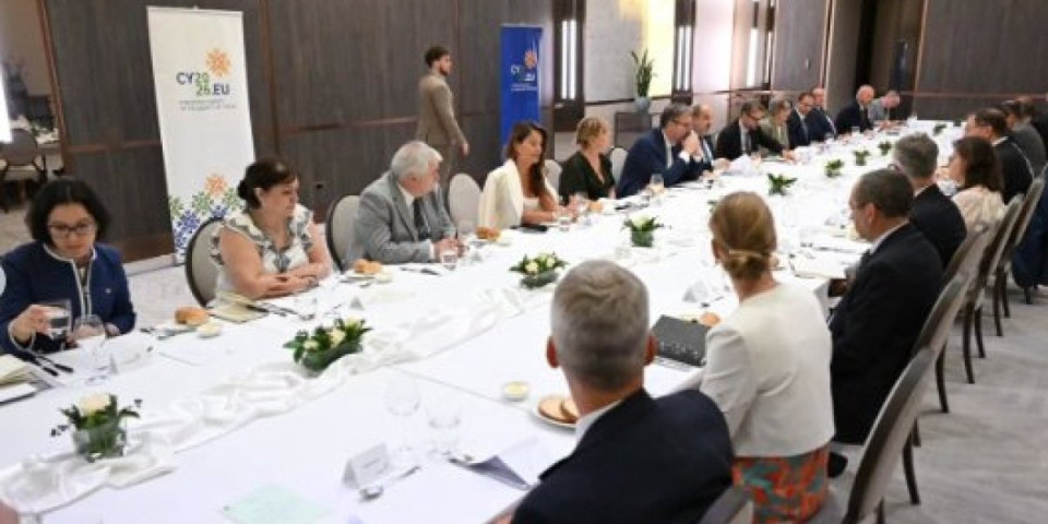 Vučić posle sastanka sa ambasadorima EU: Srbija ostaje na evropskom putu