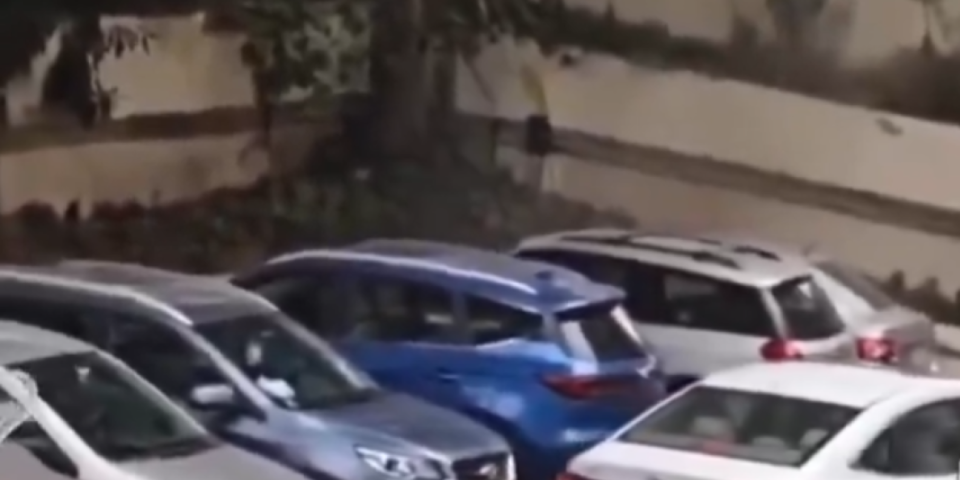 Da li je ova žena normalna? Šok snimak kruži mrežama - Nikome nije jasno kako je ovo uspela (VIDEO)