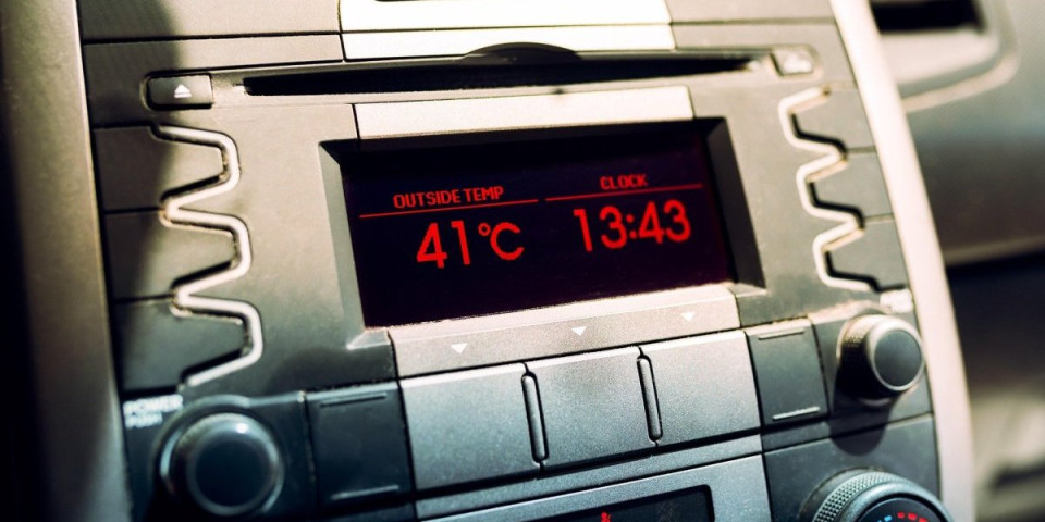 Sunce istopilo automobil u Srbiji! Šokantan snimak zapalio mreže, pogledajte šta je tropski talas uradio od komandne table