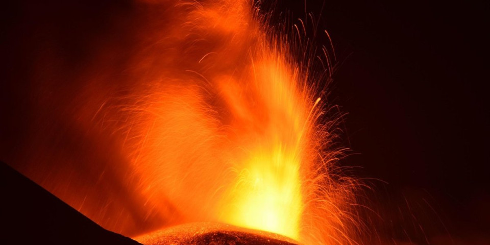 Panika u Italiji - Etna eruptirala! Lava guta sve pred sobom: Snimci zapanjili planetu (VIDEO)