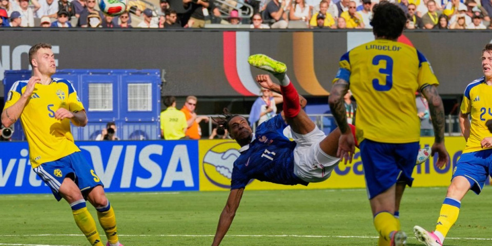 Centimetri delili fudbal od istorije! Stativa sprečila najlepši gol ikada na Mundijalu (VIDEO)