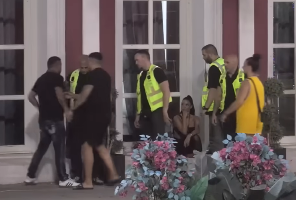 "Uništiću te, pi*ko jedna!" Asmin se zabarikadirao u hotelu, Maja pokušala da razvali vrata (VIDEO)