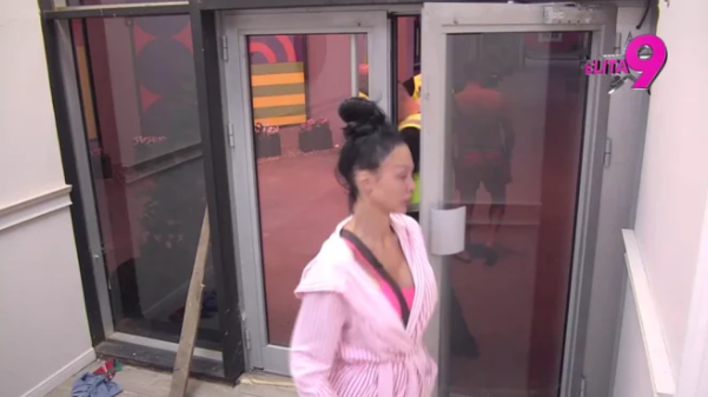 "Uništiću te, pi*ko jedna!" Asmin se zabarikadirao u hotelu, Maja pokušala da razvali vrata (VIDEO)