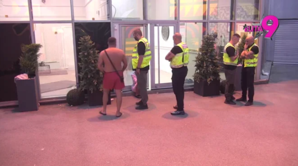 "Uništiću te, pi*ko jedna!" Asmin se zabarikadirao u hotelu, Maja pokušala da razvali vrata (VIDEO)