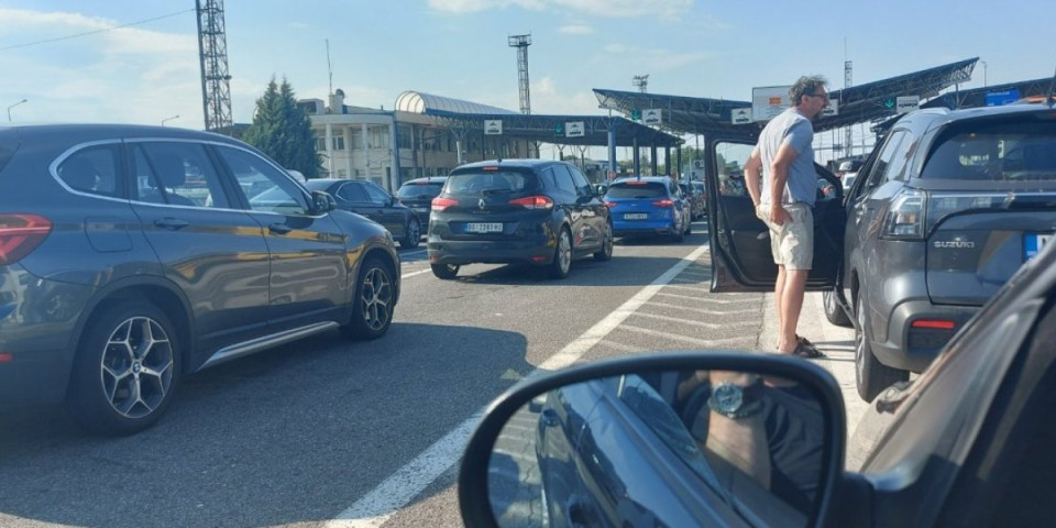 Dramatično jutro na grčkoj granici: Otvoreno 6 traka da se spreči slom, vozači očajni: "Ne vidimo kraj kolone!"