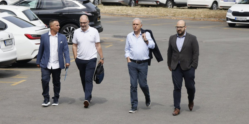 Sad lepo sve da objasniš! Prve fotografije: Ponoš stigao u policiju - mora da odgovara za laži o "zvučnom topu"