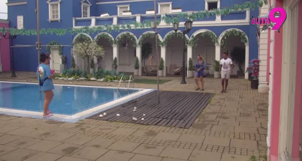 Vrela akcija Filipa i Aneli u cik zore! Ljubili se u krevetu, pa se sakrili u štek - Cimerka ih uhvatila na delu