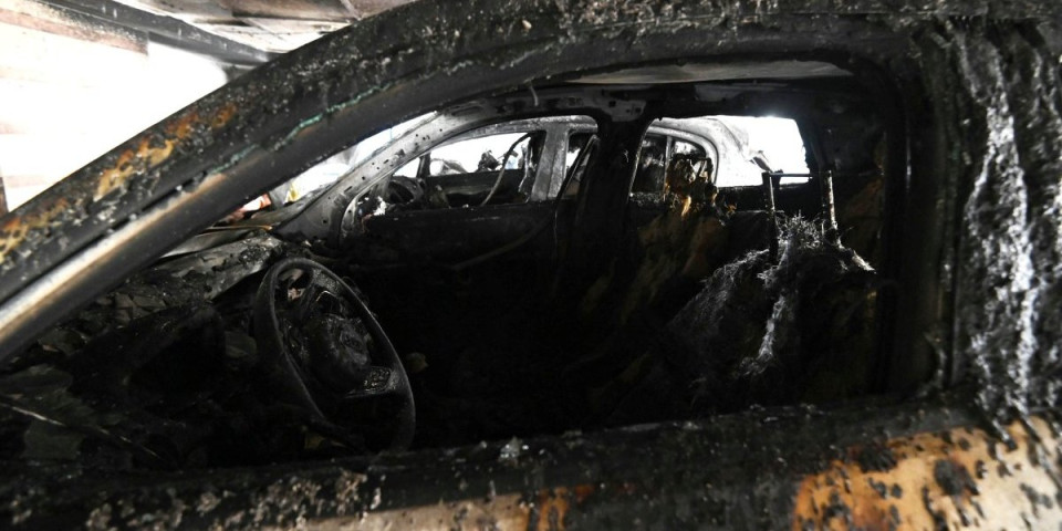 Haos u Grčkoj: Političari napadnuti Molotovljevim koktelima, jedoj osobi život visi o koncu (FOTO)