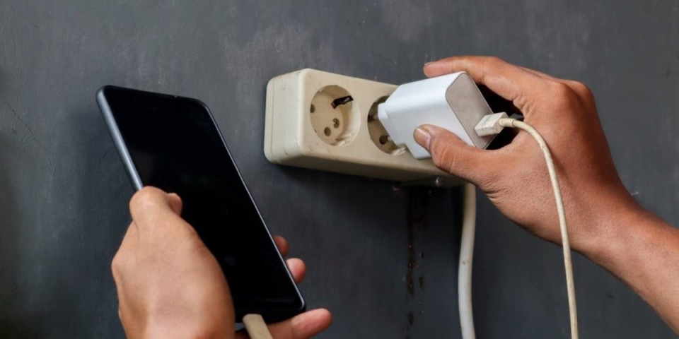 Da li je bezbedno koristiti telefon dok se puni? Odgovor bi mogao da vas iznenadi