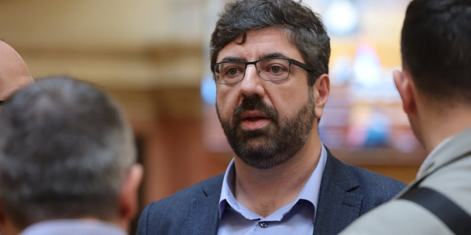 Totalno rasulo u stranci Radomira Lazovića! Jedni u klin, drugi u ploču - a sve zbog blokadera