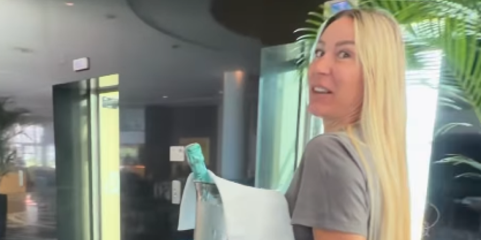 Upala u hotel i sve patosirala! Mlada supruga pevača (66) napravila scenu o kojoj bruji cela Srbija – Gosti ostali zatečeni!