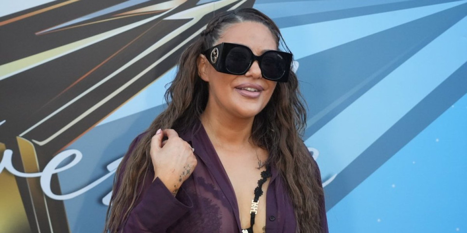 A ona igra, vrti se kao čigra! Ana Nikolić u tržnom centru kao na ringišpilu, leti na sve strane (VIDEO)