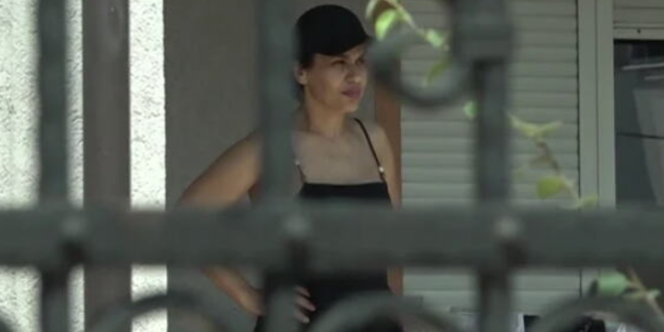 Kadrovi ispred kuće Mine Kostić bude jezu! Njeno ponašanje privuklo ogromnu pažnju - Šta se dešava?