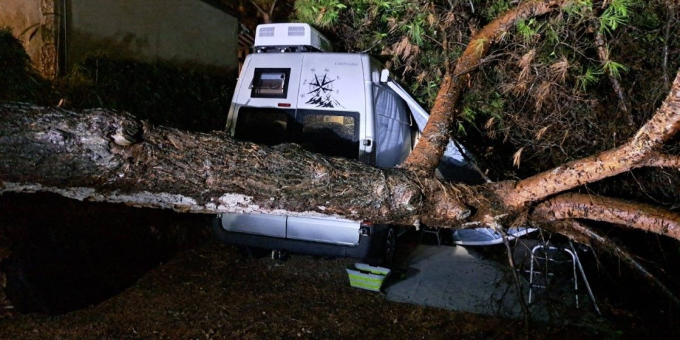 Drama u toku noći! Oluja napravila haos, drvo palo na kamper - vatrogasci morali da spasavaju zarobljene ljude (FOTO)