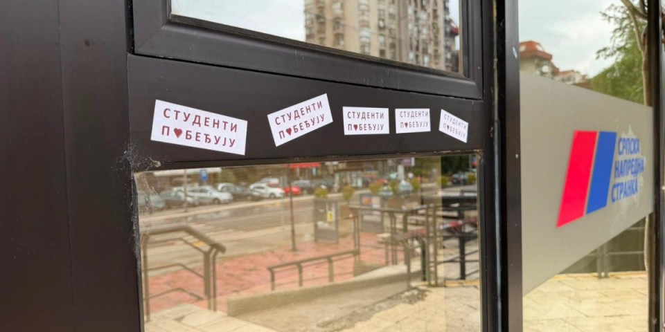 Skandal blokadera u Smederevu: Pijana aktivistkinja izlepila prostorije SNS-a, snimljena na delu (FOTO)